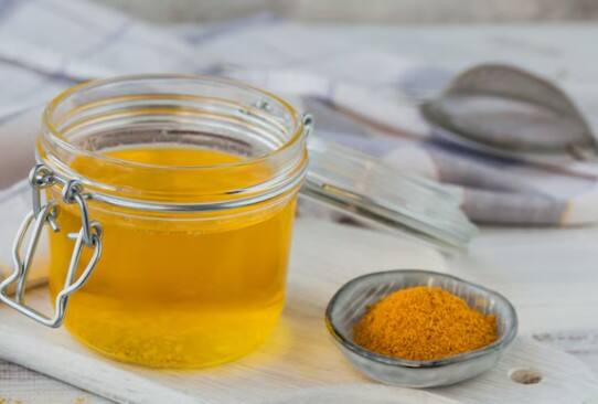 शहद और हल्दी: शहद और हल्दी का मिश्रण त्वचा को चमकदार बनाता है और इन्फेक्शन से बचाता है. एक चम्मच शहद में चुटकी भर हल्दी मिलाकर 10 मिनट तक लगाएं.