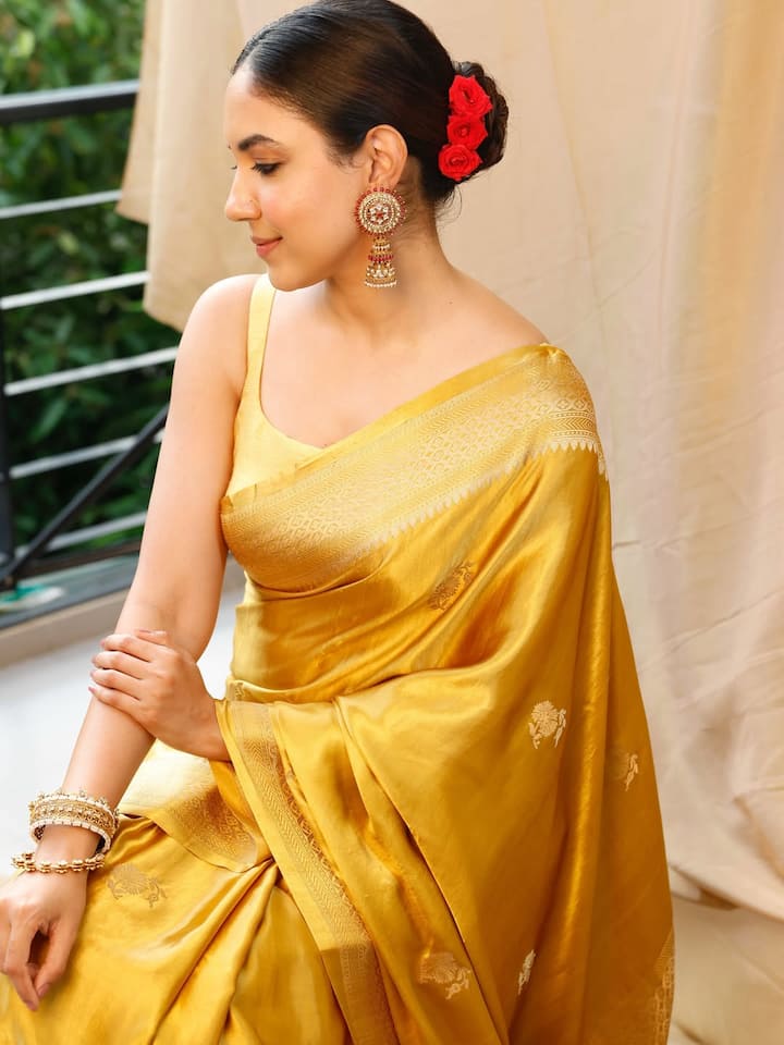 బంగారం రంగు చీరకట్టుకున్న రీతూ... ఈ ఫొటోష్ తన ఇన్ స్టా అకౌంట్లో షేర్ చేసింది