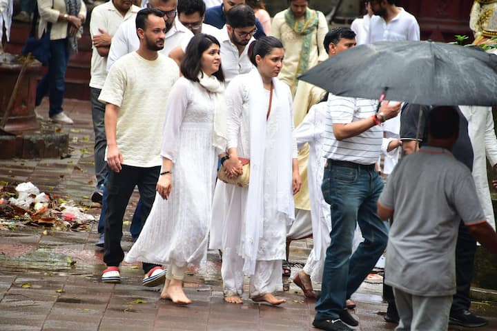 Mannara insisted on helping carry the bier, walking along the male family members to the cremation ground.