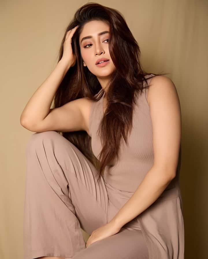 शिवांगी जोशी ने देहरादून के पाइन हॉल स्कूल से 12वीं तक की पढ़ाई की है. कई मीडिया रिपोर्ट्स ये दावा करते हैं कि एक्ट्रेस बीए पास हैं.