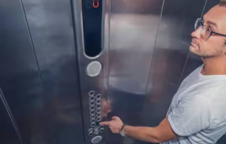 ਜੇਕਰ ਤੁਸੀਂ ਵੀ ਲਿਫਟ ਵਿੱਚ ਫਸ ਜਾਂਦੇ ਹੋ, ਤਾਂ ਤੁਹਾਨੂੰ ਘਬਰਾਉਣ ਦੀ ਲੋੜ ਨਹੀਂ ਹੈ। ਤੁਹਾਨੂੰ ਸਮਝਦਾਰੀ ਨਾਲ ਕੰਮ ਕਰਨਾ ਪਵੇਗਾ। ਸਭ ਤੋਂ ਪਹਿਲਾਂ, ਤੁਸੀਂ ਲਿਫਟ ਵਿੱਚ ਅਲਾਰਮ ਬਟਨ ਦਬਾਓ ਅਤੇ ਉਸ ਤੋਂ ਬਾਅਦ, ਤੁਹਾਨੂੰ ਆਪਣੇ ਫ਼ੋਨ ਤੋਂ ਐਮਰਜੈਂਸੀ ਸਰਵਿਸ ਨੂੰ ਕਾਲ ਕਰਨੀ ਹੋਵੇਗੀ।