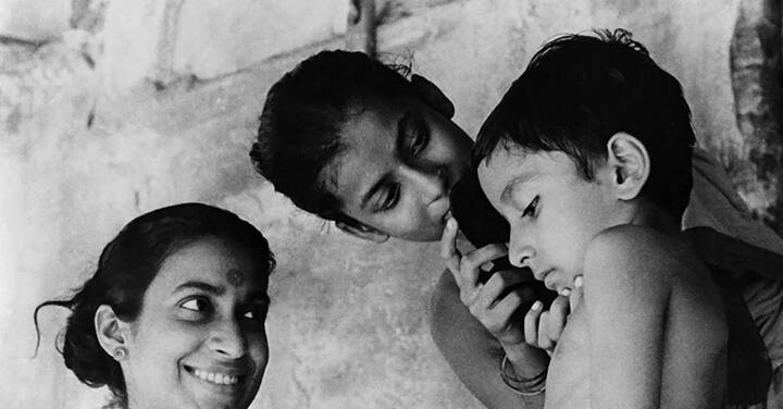 पथेर पांचाली (1955) हा चित्रपट इटालियन नववास्तववादाने प्रेरित असलेल्या शैलीत ग्रामीण बंगाली जीवन दर्शवतो.