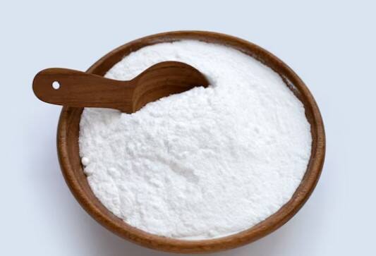 बेकिंग सोडा: बेकिंग सोडा स्क्रब की तरह काम करता है और डेड स्किन हटाता है. थोड़ा सा बेकिंग सोडा और पानी मिलाकर पेस्ट बनाएं, अंडरआर्म्स पर लगाएं और हल्के हाथ से रगड़ें.