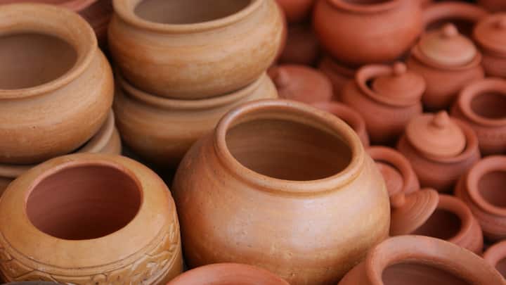 3. Using Clay Utensils: Clay utensils were once a kitchen essential. From clay handi biryanis to water stored in clay pots, people are turning back to these toxin-free vessels for cooking and hydration. Clay is alkaline, which helps balance pH levels and enhances digestion. Food cooked in clay absorbs minerals like calcium, magnesium, and iron. Storing water in clay pots also naturally cools it without refrigeration. It’s especially beneficial in summer as it maintains a neutral temperature that doesn’t shock the body. (Image Source: Canva)