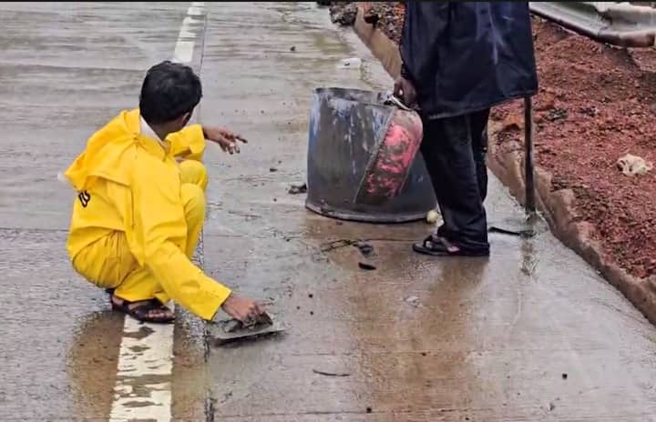 घाटातील काँक्रीट रस्त्याला तडे गेल्याने परिस्थिती गंभीर बनली असून, ठेकेदाराकडून तुटलेल्या भागांवर सिमेंट ओतून थोडीफार दुरुस्ती केली जात आहे.