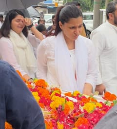पिता के अंतिम संस्कार में मन्नारा चोपड़ा का रो-रोकर बुरा हाल, प्रियंका-परिणीति का परिवार भी पहुंचा