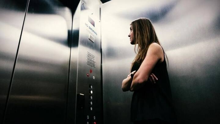 इसके अलावा अगर आपके साथ कोई उस जगह मौजूद होता है. जो कि लिफ्ट के बाहर है. उसे कॉल करके बताएं. और मदद के लिए सूचना दें. ताकि वह सिक्योरिटी गार्ड या फिर और किसी अथॉरिटी के पास जाकर मदद मांग सके.