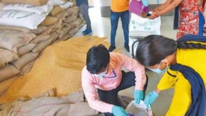 अगर आपके पास राशन कार्ड नहीं होगा तो आपको मुफ्त राशन भी नहीं मिलेगा. नेशनल फूड सिक्योरिटी एक्ट के तहत सार्वजनिक वितरण प्रणाली यानी पीडीएस के जरिए आपको बेहद कम कीमत पर राशन मिलता है. इसके लिए भी राशन कार्ड जरूरी है. तो सरकार बीपीएल राशन कार्ड धारकों को फ्री राशन देती है.