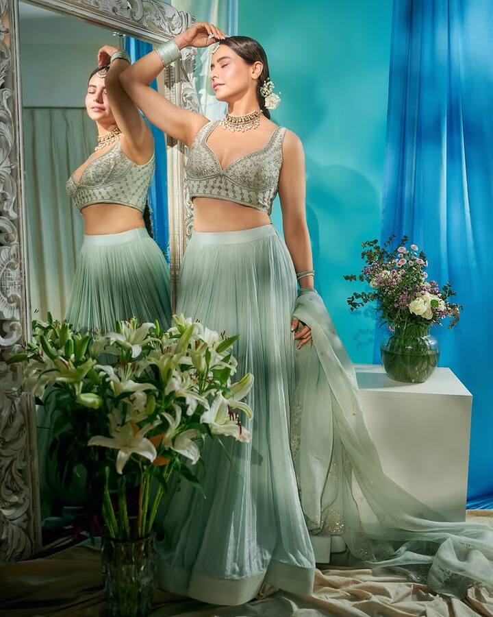 અભિનેત્રી આમના શરીફ તેના સ્ટાઇલિશ અંદાજને કારણે ચર્ચામાં છે. નાના પડદા પર 'કશિશ' નું પાત્ર ભજવનાર અભિનેત્રીના લાખો લોકો દિવાના છે.