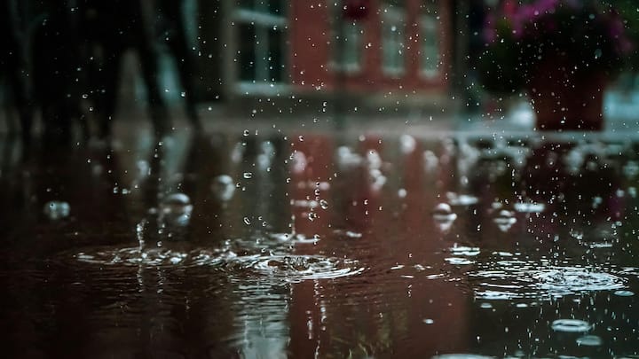ছবি সূত্র- পিক্সেলস। আজ দক্ষিণবঙ্গে বেশ কিছু জেলায় প্রবল বৃষ্টির আশঙ্কা। দক্ষিণবঙ্গের প্রায় সব জেলাতেই ভারী থেকে মাঝারি বৃষ্টির সতর্কতা। আজ বুধবার ২০০ মিলিমিটার বা তার বেশি বৃষ্টি হতে পারে পূর্ব ও পশ্চিম বর্ধমান বীরভূম মুর্শিদাবাদ হুগলি এবং বাঁকুড়া জেলাতে। কলকাতা সহ দক্ষিণবঙ্গের বাকি জেলাতে কখনও মাঝারি কখনও ভারী বৃষ্টির সতর্কতা। বৃষ্টি হতে পারে ৭০ মিলিমিটার থেকে ২০০ মিলিমিটার পর্যন্ত। কিছু জেলায় ৩০ থেকে ৪০ কিলোমিটার পর্যন্ত দমকা ঝোড়ো বাতাসের পূর্বাভাস।