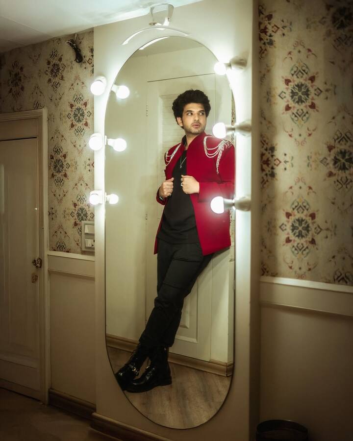 इस शो में कारण कुंद्रा ने भी हिस्सा लिया था. हालांकि शो से अब उनकी एग्जिट हो गई है. इस एग्जिट से ऑडिएंस के साथ–साथ पार्टिसिपेंट्स को भी झटका लगा है.