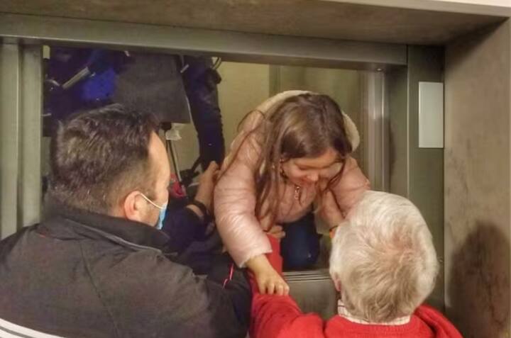 ਕਈ ਵਾਰ ਬਚਾਅ ਟੀਮ ਨੂੰ ਪਹੁੰਚਣ ਵਿੱਚ ਸਮਾਂ ਲੱਗਦਾ ਹੈ। ਇਸ ਲਈ ਆਪਣੇ ਆਪ ਨੂੰ ਸ਼ਾਂਤ ਰੱਖੋ। ਉਡੀਕ ਕਰੋ। ਜੇਕਰ ਤੁਹਾਨੂੰ ਲਿਫਟ ਦੇ ਉੱਪਰ ਕੋਈ ਹਰਕਤ ਸੁਣਾਈ ਦਿੰਦੀ ਹੈ, ਤਾਂ ਉਸਦਾ ਜਵਾਬ ਦਿਓ। ਦੱਸੋ ਕਿ ਤੁਸੀਂ ਕਿੱਥੇ ਫਸੇ ਹੋਏ ਹੋ। ਅਤੇ ਇਸ ਦੌਰਾਨ ਅਲਾਰਮ ਬਟਨ ਦਬਾਉਂਦੇ ਰਹੋ। ਤਾਂ ਜੋ ਬਚਾਅ ਟੀਮ ਨੂੰ ਤੁਹਾਡੀ ਮੌਜੂਦਗੀ ਬਾਰੇ ਪਤਾ ਚੱਲਦਾ ਰਹੇ।