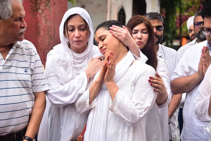 Mannara and her sister Mitali Handa were seen breaking down in tears as they carried their father's mortal remains.