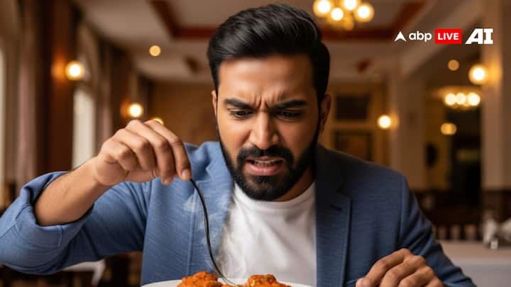 शास्त्रों के मुताबिक जिस भोजन में किसी भी तरह का बाल पड़ा हो ऐसा खाना भूलकर भी नहीं खाना चाहिए. क्योंकि ऐसे भोजन को खाने से घर में कलह और दरिद्रता का वास होता है.