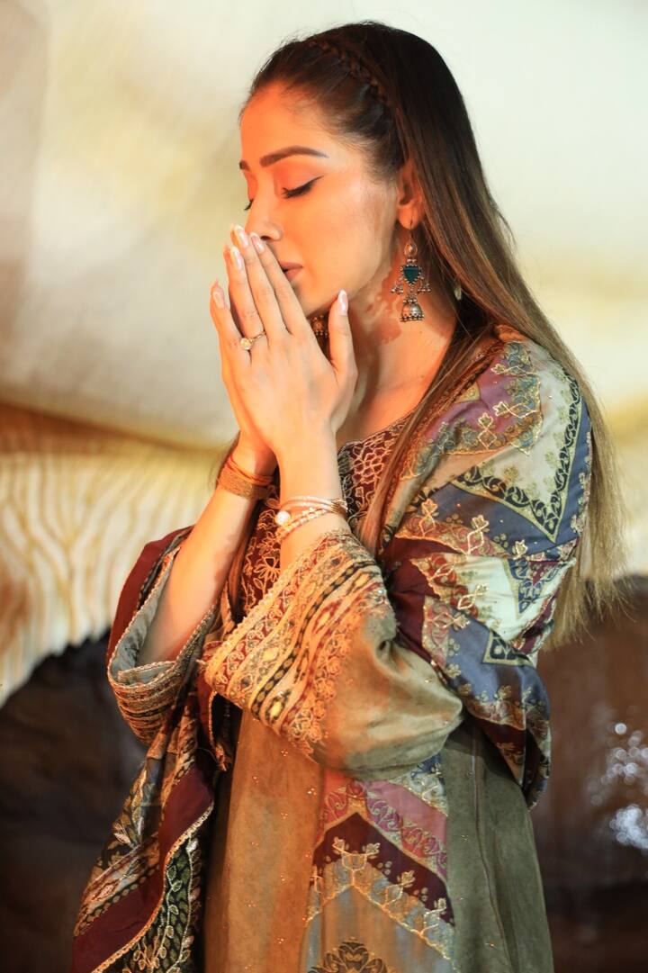 Laxmi also sought blessings at the Mata Vaishno Devi Temple, situated within the Shivoham Shiva Temple complex.