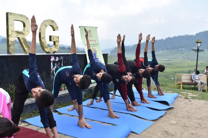 इस कदम का उद्देश्य कश्मीर में ठप पड़े पर्यटन उद्योग को पुनर्जीवित करने में मदद करना है, जो 22 अप्रैल को पहलगाम हमले के बाद भारी नुकसान झेल रहा है, जिसमें 26 पर्यटकों को आतंकवादियों ने गोली मार दी थी.
