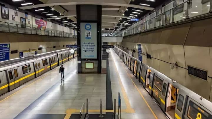 सिर्फ खाने पर ही नहीं बल्कि बल्कि अगर आप मेट्रो में कुछ पीते भी हैं. तब भी आपको जुर्माना चुकाना पड़ सकता है. अगर आप मेट्रो में बिना टिकट के यात्रा करते हैं. तो उसके लिए भी आपको डेढ़ सौ रुपये का फाइन भरना पड़ता है.