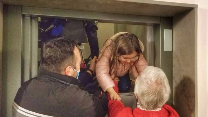 कई बार रेस्क्यू टीम को आने में टाइम लग जाता है. इसलिए आप खुद को शांत रखें. इंतजार करें. अगर आपको लिफ्ट के ऊपर कोई हलचल सुनाई देती है. तो उसका रिस्पॉन्स करें. बताएं आप कहां फंसे हैं. और इस दौरान अलार्म बटन को दबाते रहें. ताकि अपनी मौजूदगी के बारे में रेस्क्यू टीम को पता चलता रहे.