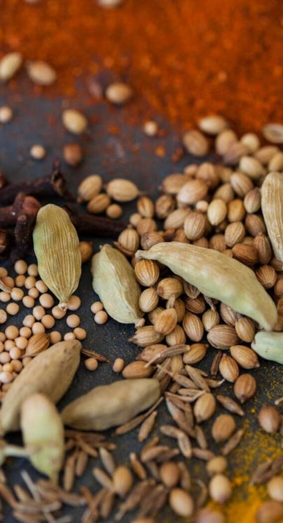 छोटी इलाइची मुंह में रखकर क्यों सोते हैं लोग?