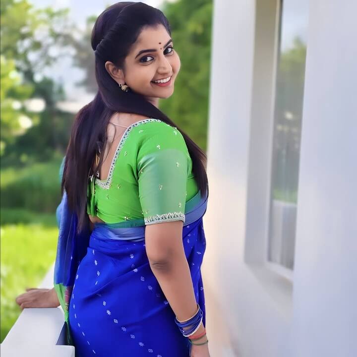 సోషల్ మీడియాలో యాక్టివ్గా ఉండే దీపిక తన సీరియల్స్ షూటింగ్ సందడి, ఫొటోషూట్స్ అన్నీ షేర్ చేస్తుంటుంది.. లేటెస్ట్ గా ఇలా బ్లూ కలర్ శారీలో పిక్స్ షేర్ చేసింది