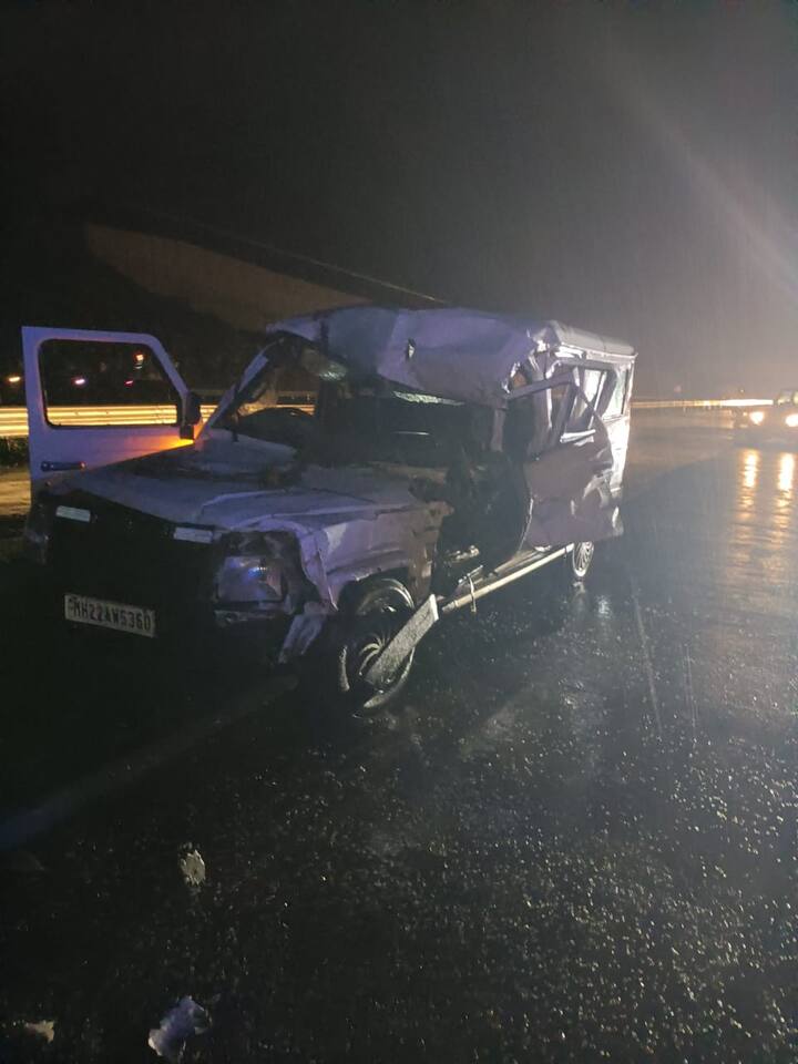 या अपघातामुळे परिसरात एकच खळबळ उडाली असून, समृद्धी महामार्गावर होणाऱ्या अपघातांबाबत नागरिकांमध्ये चिंता व्यक्त होत आहे.