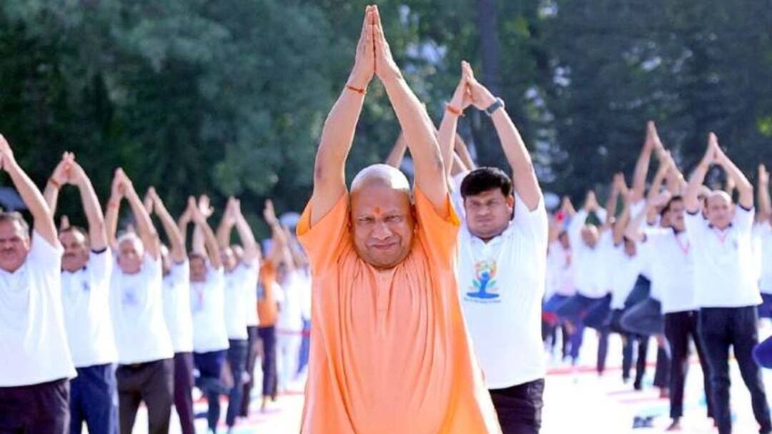 Up Government order all government offices take Y-break on international Yoga Day ann योगी सरकार ने लिया अहम फैसला, अंतरराष्ट्रीय योग दिवस पर सरकारी कर्मचारियों को करना होगा ये काम