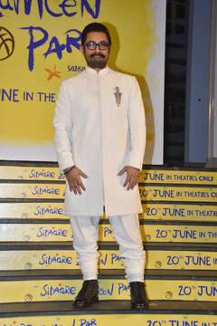 Sitaare Zameen Par Screening: शेरवानी पहनकर पहुंचे आमिर खान, साड़ी में दिखीं गर्लफ्रेंड गौरी, हाथ पकड़कर मुस्कुराते हुए दिए पोज