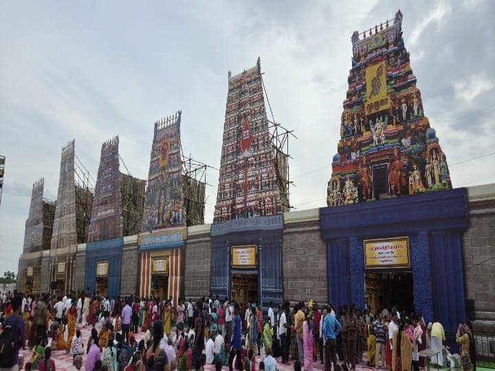 திருப்பரங்குன்றம், திருச்செந்தூர், பழனி, சுவாமி மலை, திருத்தணி, பழமுதிர்ச்சோலை ஆகிய ஆறுபடை கோயில்கள் தனித்தனியாக அமைக்கப்பட்டு உள்ளது.