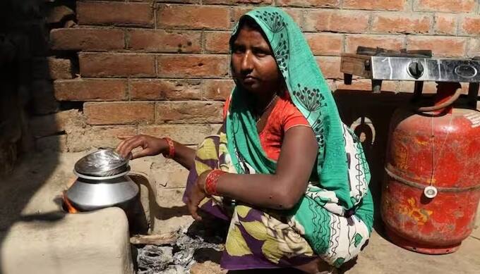 પ્રધાનમંત્રી ઉજ્જવલા યોજના હેઠળ ગરીબ મહિલાઓને મફત ગેસ કનેક્શન આપવામાં આવે છે. પરંતુ આ યોજનાનો લાભ મેળવવા માટે રાશનકાર્ડ એક મહત્વપૂર્ણ દસ્તાવેજ છે. જો તમારી પાસે તે નથી તો તમે આ યોજનાથી વંચિત રહેશો.