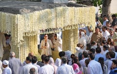 Kareena Kapoor Comforts Karisma And Her Children At Sunjay Kapur’s Funeral. See Pics