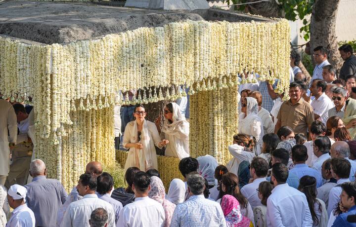 . Kareena, too, was present for support, walking arm-in-arm with her sister as the family made their way through mourners and close friends.