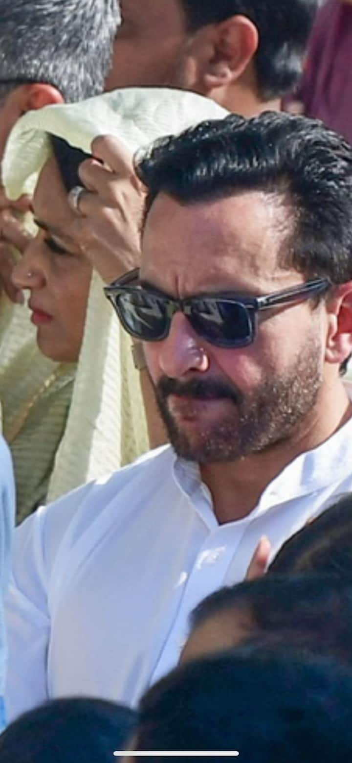 संजय कपूर को अंतिम विदाई देते वक्त सैफ अली खान के चेहरे पर भी काफी उदासी दिखी. वो हर वक्त करिश्मा और उनके बच्चों के साथ वहां मौजूद रहे.