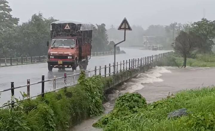नाशिक जिल्ह्यात देखील सकाळपासून पावसाचा जोर वाढला आहे. सकाळपासून शहरासह जिल्ह्यात अनेक ठिकाणी मुसळधार पाऊस सुरु आहे. मुसळधार पावसामुळे नाशिकमध्ये गोदावरीच्या पाणी पातळीत वाढ झाली आहे. रामकुंड आणि गोदा घाट परिसरात गोदावरीची पाणी पातळी वाढली आहे.