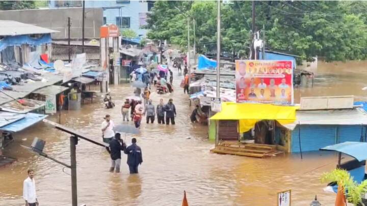 खेडमध्ये जगबुडी नदीने धोक्याची पातळी ओलांडली आहे. नदीचे पाणी मटन मार्केट परिसरात शिरले आहे. त्यामुळे नगरपरिषदेने सायरन देऊन नागरिकांना सतर्कतेचा इशारा दिला  आहे.