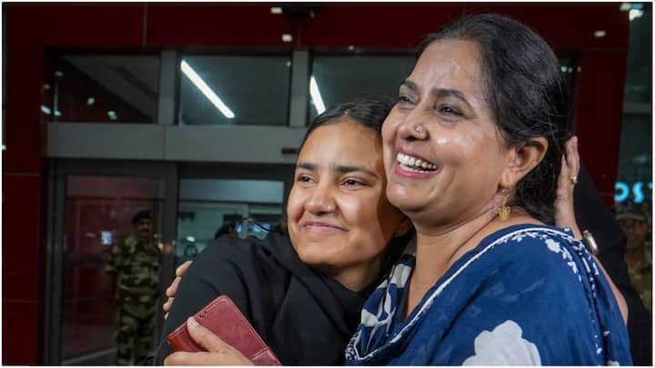 A tearful embrace marks the end of an anxious wait, as an Indian student returning from Iran is reunited with family at Delhi airport. (Image: PTI)