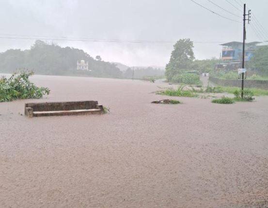 रायगड जिल्ह्यात अनेक भागांमध्ये मुसळधार पाऊस कोसळत आहे. या मुसळधार पावसाचा मोठा फटका रोहा आणि सुधागड तालुक्यातील पाली नागोठणे शहरामध्ये बसलेला पाहायला मिळत आहे.