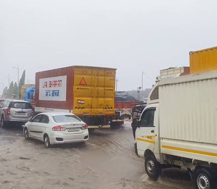 मुसळधार पावसामुळं रस्त्यांवर पाणी साचलं आहे. त्यामुळं वाहतुकीवर देखील परिणाम होत आहे.