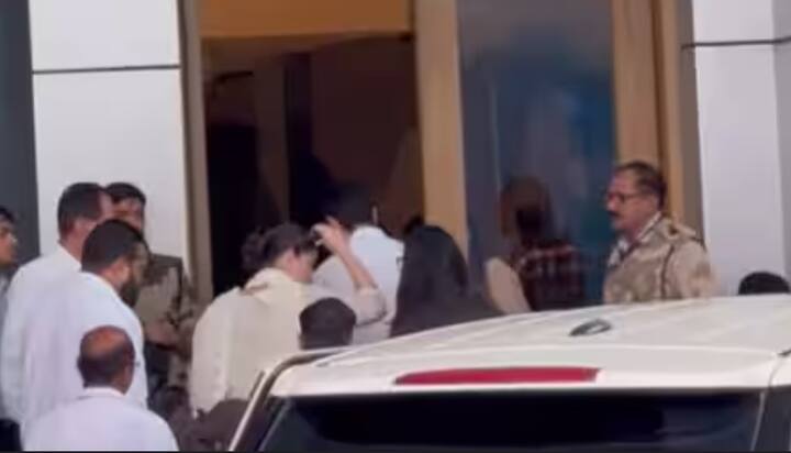 ਕਰਿਸ਼ਮਾ ਕਪੂਰ ਅਤੇ ਸੰਜੇ ਕਪੂਰ ਦਾ 29 ਸਤੰਬਰ 2003 ਨੂੰ ਮੁੰਬਈ ਵਿੱਚ ਇੱਕ ਨਿੱਜੀ ਪਰ ਸ਼ਾਨਦਾਰ ਵਿਆਹ ਹੋਇਆ ਸੀ। ਇਸ ਜੋੜੇ ਦੇ ਦੋ ਬੱਚੇ ਸਮਾਇਰਾ ਕਪੂਰ ਅਤੇ ਕਿਆਨ ਕਪੂਰ ਹਨ। ਵਿਆਹ ਵਿੱਚ ਬਹੁਤ ਤਣਾਅ ਦੇ ਕਾਰਨ, ਕਰਿਸ਼ਮਾ ਕਪੂਰ ਅਤੇ ਸੰਜੇ ਕਪੂਰ ਦਾ 2016 ਵਿੱਚ ਤਲਾਕ ਹੋ ਗਿਆ।