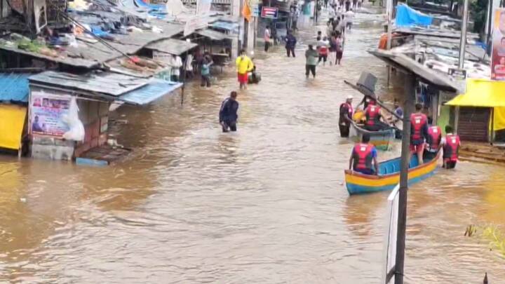 नागोठणे शहरात रस्त्यावर नदीचे पाणी आले आहे.त्यामुळे प्रशासनाने याठिकाणी बोटी उतरवल्या आहेत.