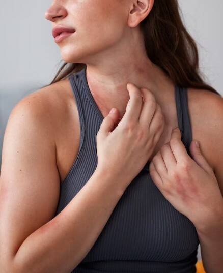 ਚਮੜੀ ਨੂੰ ਠੀਕ ਕਰਨ ਲਈ ਨਾਰੀਅਲ ਤੇਲ ਇੱਕ ਪੁਰਾਣਾ ਅਤੇ ਅਸਰਦਾਰ ਘਰੇਲੂ ਨੁਸਖਾ ਹੈ। ਨਾਰੀਅਲ ਤੇਲ ਵਿੱਚ ਐਂਟੀ-ਬੈਕਟੀਰੀਅਲ ਗੁਣ ਹੁੰਦੇ ਹਨ ਜੋ ਚਮੜੀ ਦੀ ਸਮੱਸਿਆਵਾਂ ਨੂੰ ਦੂਰ ਕਰਦੇ ਹਨ।