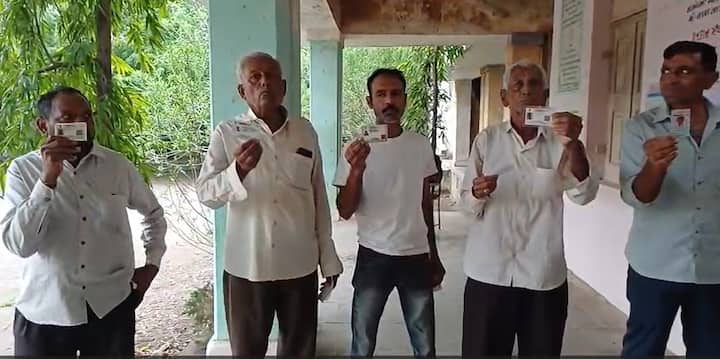 વિસાવદરમાં વહેલી સવારથી લાઈનો લાગી છે. વિસાવદરમાં ભાજપ, કોંગ્રેસ અને AAP વચ્ચે ચૂંટણી જંગ છે. વિસાવદર કરતા વધુ ભેંસાણમાં મતદારોનો ઉત્સાહ જોવા મળી રહ્યો છે. ભેંસાણના મતદાન મથક પર વહેલી સવારથી જ મતદારોની લાઈન લાગી છે.