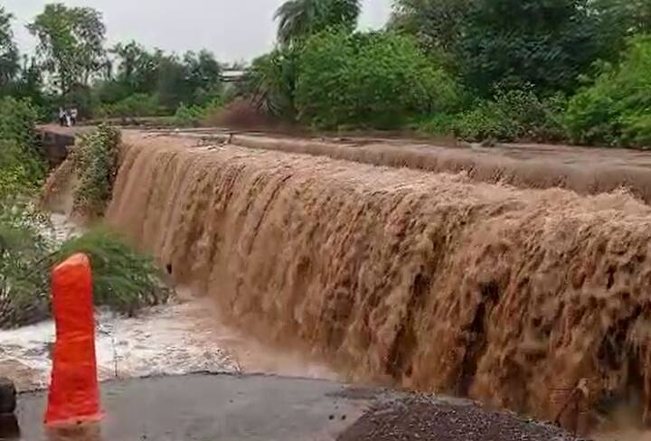 राज्यात सध्या मुसळधार पावसानं धुमाकूळ घातलाय. या पावसामुळं अनेक भागातील जनजीव विस्कळीत झालंय.