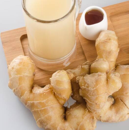 ਅਦਰਕ ਦਾ ਰਸ ਪੇਟ ਦੀਆਂ ਸਮੱਸਿਆਵਾਂ ਦੂਰ ਕਰਨ ਵਿੱਚ ਮਦਦਗਾਰ ਹੁੰਦਾ ਹੈ। ਇਹ ਪਾਚਨ ਤੰਤਰ ਨੂੰ ਠੀਕ ਰੱਖਦਾ ਹੈ ਅਤੇ ਖਾਣਾ ਚੰਗੀ ਤਰ੍ਹਾਂ ਹਜ਼ਮ ਹੋਣ ਵਿੱਚ ਸਹਾਇਤਾ ਕਰਦਾ ਹੈ। ਗਰਮੀਆਂ ਵਿੱਚ ਅਕਸਰ ਗੈਸ ਜਾਂ ਦਬਾਅ ਦੀ ਸਮੱਸਿਆ ਹੋ ਜਾਂਦੀ ਹੈ, ਜਿਸਨੂੰ ਅਦਰਕ ਦਾ ਰਸ ਪੀ ਕੇ ਆਸਾਨੀ ਨਾਲ ਘਟਾਇਆ ਜਾ ਸਕਦਾ ਹੈ।