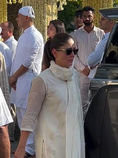 वहीं बहन करिश्मा और उनके बच्चों को संभालते हुए करीना भी अपने आंसू बहने से नहीं रोक पाई. संजय कपूर को अंतिम विदाई देकर एक्ट्रेस बुरे हाल में दिखी.