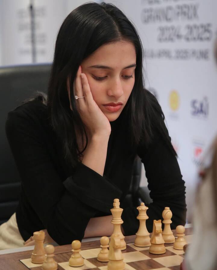 नागपुर की भारतीय शतरंज खिलाड़ी चर्चा का केंद्र बन गई हैं. लंदन में वर्ल्ड टीम ब्लिट्ज चैंपियनशिप के दूसरे चरण के ब्लिट्ज सेमीफाइनल में होउ यिफान को हरा दिया. यिफान दुनिया की नंबर 1 खिलाड़ी हैं. उनकी जीत पर प्रधानमंत्री नरेंद्र मोदी ने बधाई दी. उन्होंने कहा कि ये जीत नए चेस खिलाड़ियों को प्रेरणा देगा.