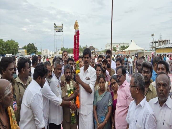 வேல் எடுத்துவந்த பக்தர்களுடன் பி.ஜே.பி நிர்வாகிகள் உடன் வந்தனர்.