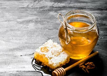 कच्चा दूध और शहद: शहद में एंटीबैक्टीरियल गुण होते हैं, जो मुंहासों को कम करते हैं. दूध और शहद मिलाकर लगाने से त्वचा कोमल और हाइड्रेटेड रहती है.