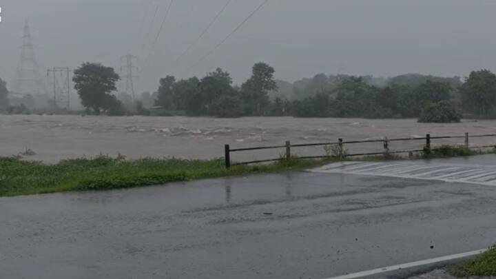 रायगड जिल्ह्यात कालपासून मुसळधार पाऊस सुरु आहे. आज रायगड जिल्ह्याला ऑरेंज अलर्ट देण्यात आला आहे. या काळात रायगड जिल्ह्यात मुसळधार पाऊस पडेल, असा अंदाज आहे.