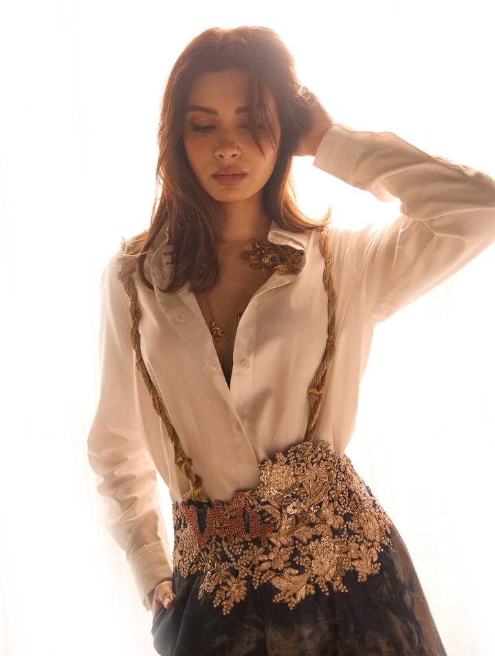 Diana wore a classic white shirt with the buttons slightly undone to add a stylish touch.