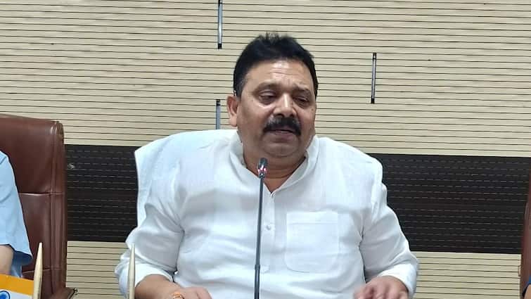 यूपी में 114 कर्मियों के तबादले सीएम योगी ने क्यों रोके? स्टांप विभाग के मंत्री ने बताई वजह 12th pass made sub-registrar officer against whom complaint given district in up stamp department ann यूपी में 114 कर्मियों के तबादले सीएम योगी ने क्यों रोके? स्टांप विभाग के मंत्री ने बताई वजह